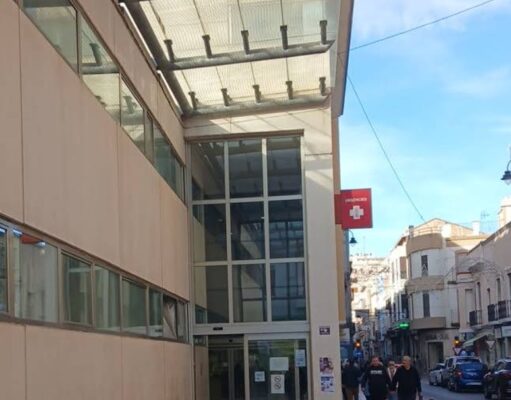 Un perro muerde en la cara a un niño que iba en su carrito en Alzira