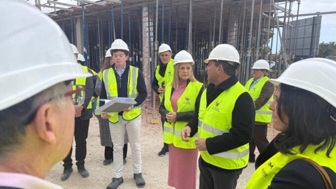 Carmen Ortí inspecciona las obras del nuevo CEIP nº 3 en La Nucía con un presupuesto cercano a los nueve millones de euros
