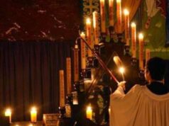 Una iglesia a oscuras en Algemesí revive un ritual olvidado