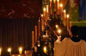 Una iglesia a oscuras en Algemesí revive un ritual olvidado