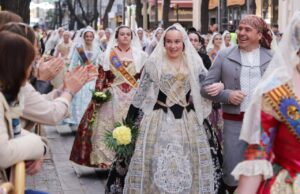 Juanfran Pérez Llorca se une a la Ofrena de Flors en Valencia