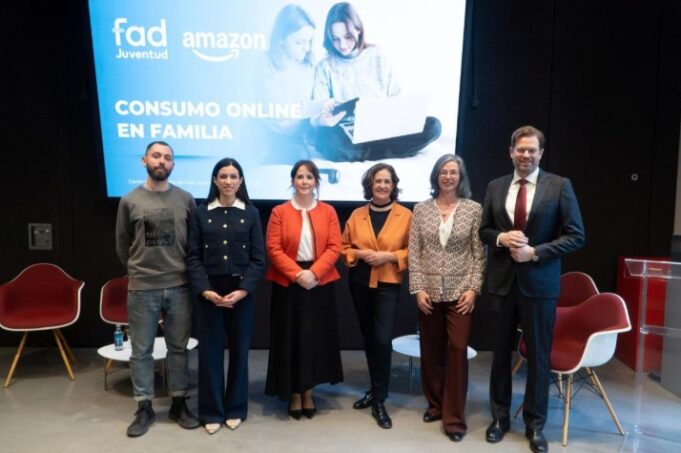 Las familias españolas vigilan el consumo online adolescente en un 98%, según un estudio