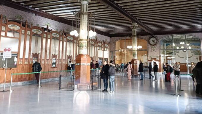 Susto real en la Estación del Norte de Valencia: deja una mochila, grita y sale corriendo