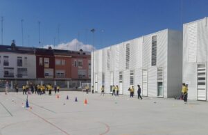 Falta de sombra, baños rotos y promesas incumplidas: los padres de Alzira denuncian el caos en el colegio Gloria Fuertes