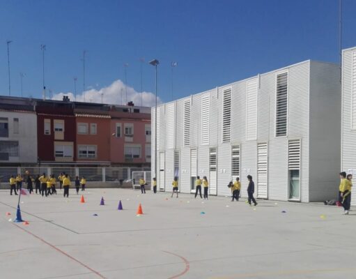 Falta de sombra, baños rotos y promesas incumplidas: los padres de Alzira denuncian el caos en el colegio Gloria Fuertes