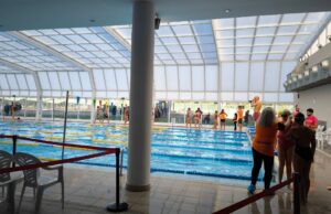 “Salgan del agua, hay caca”: cierran la piscina cubierta de Xátiva de forma urgente