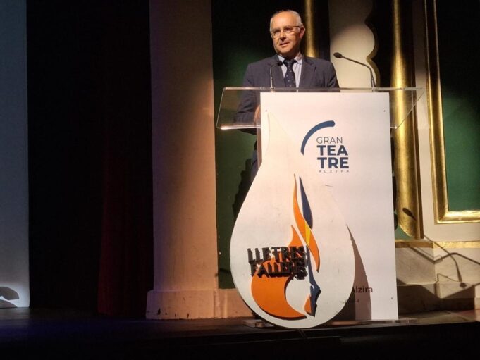 El director de Política Lingüística asiste a la Fiesta de las Letras Falleras en Alzira