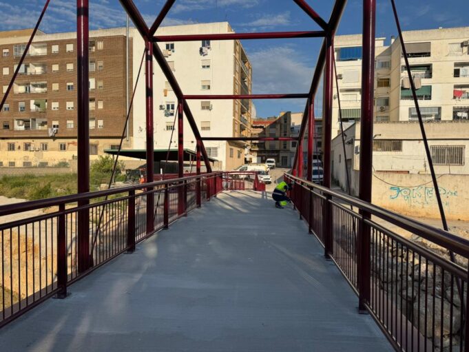 Inaugurada la nueva pasarela de Ramón y Cajal en Chiva, reparada tras las riadas de 2024