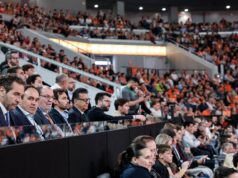 Juanfran Pérez Llorca presencia el emocionante enfrentamiento de la Euroliga en el Roig Arena