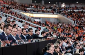 Juanfran Pérez Llorca presencia el emocionante enfrentamiento de la Euroliga en el Roig Arena