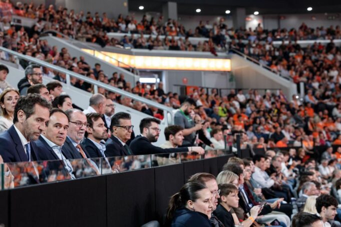 Juanfran Pérez Llorca presencia el emocionante enfrentamiento de la Euroliga en el Roig Arena