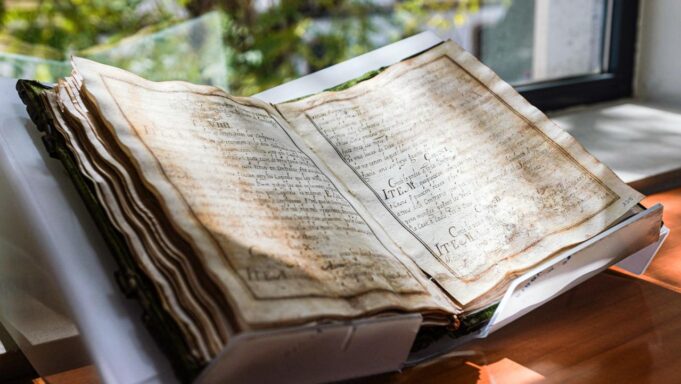 La Policía de la Generalitat Recupera un Manuscrito del Siglo XVII del Colegio del Arte Mayor de la Seda