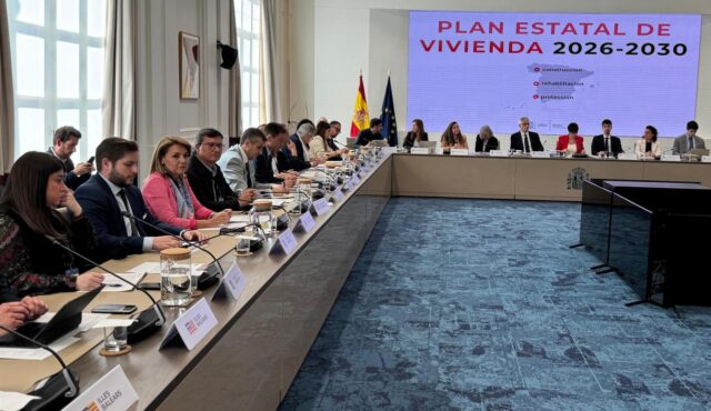 Camarero_insta_al_Gobierno_de_Espana_a_actuar_con_responsabilidad_en_la_crisis_de_vivienda.jpg