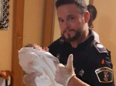 Un policía de Algemesí intenta colgarse la medalla de un parto que no asistió