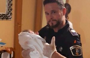 Un policía de Algemesí intenta colgarse la medalla de un parto que no asistió