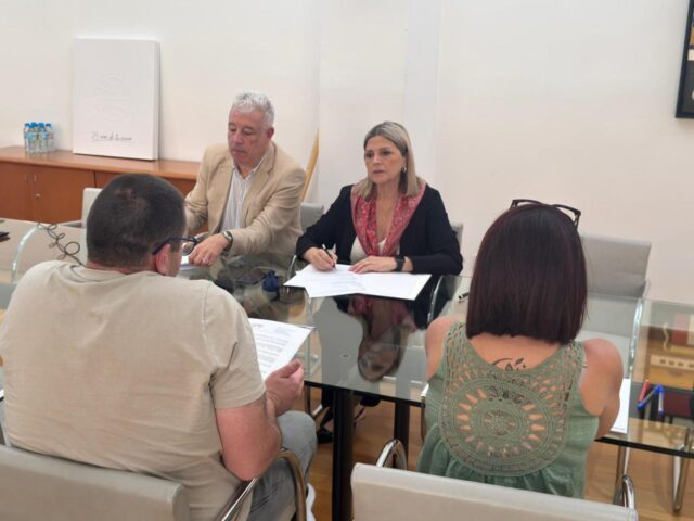 Carmen_Orti_se_reune_con_la_Confederacion_Gonzalo_Anaya_para_abordar_las_inquietudes_de_las_familias_del_alumnado_valenciano.jpg