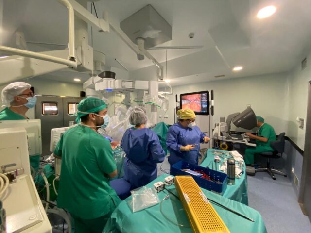 El_Hospital_Clinico_de_Valencia_alcanza_un_hito_de_1.000_intervenciones_con_cirugia_robotica_Da_Vinci.jpg