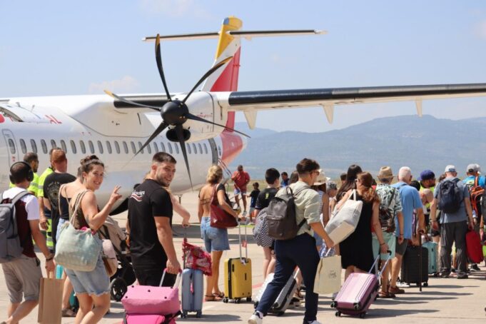El aeropuerto de Castellón impulsa un estudio para declarar la ruta a Madrid como Servicio Público