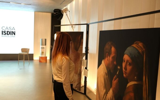 Casa ISDIN exhibe obras clásicas reinterpretadas para visibilizar enfermedades dermatológicas
