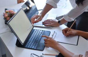 La IA empresarial entra en una etapa centrada en equipos híbridos y automatización avanzada