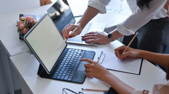 La IA empresarial entra en una etapa centrada en equipos híbridos y automatización avanzada