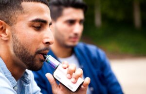 Los neumólogos alertan del impacto del vapeo y la nicotina en los jóvenes