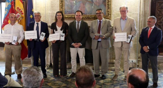 El_president_Perez_Llorca_apuesta_por_el_sector_agroalimentario_con_mas_ayudas_e_inversion.jpg