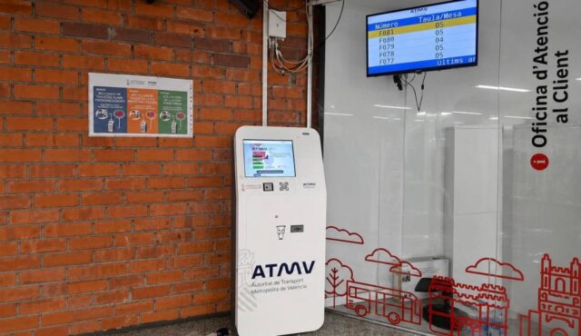 La_Generalitat_implementa_una_maquina_autoservicio_para_tarjetas_de_transporte_en_Metrovalencia.jpg