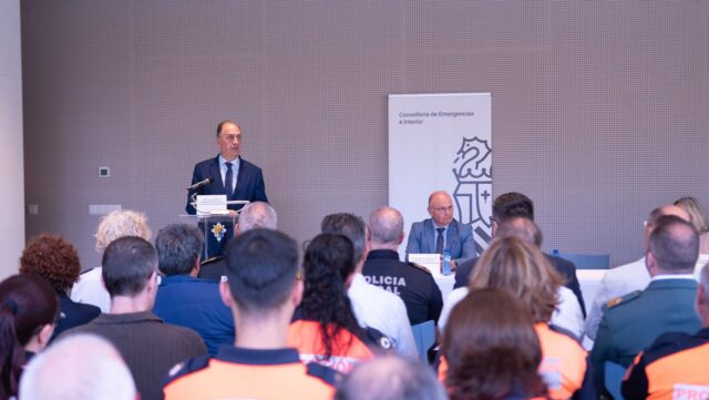 Valderrama_destaca_la_nueva_inversion_de_24_millones_de_euros_en_tecnicos_de_Proteccion_Civil_para_mejorar_la_resiliencia_municipal_ante_emergencias.jpg