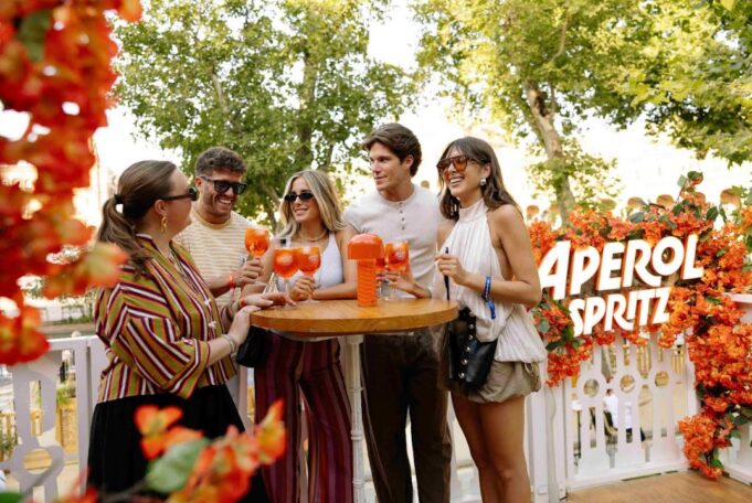 Aperol Spritz impulsa su estrategia estival con presencia en Icónica Sevilla Fest