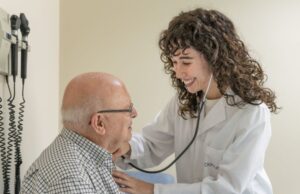 Los expertos reclaman reforzar la atención geriátrica ante el aumento de la población mayor