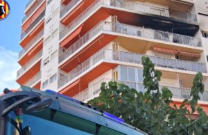 Un bebé, entre las doce personas atendidas tras el incendio de un edificio en Cullera