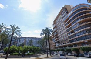 Susto en el Edificio Palmeras de Alzira tras venirse abajo el techo del portal