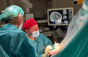 El Dr. Jesús Martín-Fernández aplica un mapeo cerebral que protege las funciones superiores