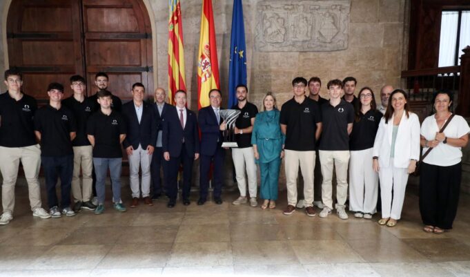 El president de la Generalitat Valenciana recibe al equipo de Formula Student UPV, ganador de la prestigiosa competición internacional de automoción