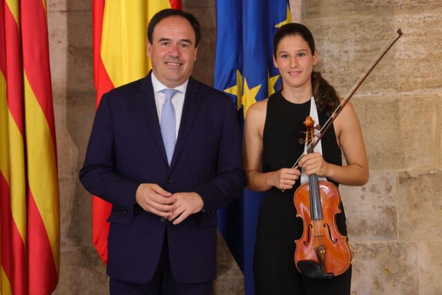 Juanfran_Perez_Llorca_Elogia_a_Cecilia_Arnau_Galardonada_en_el_Concurso_Internacional_de_Violin_Telemann.jpg