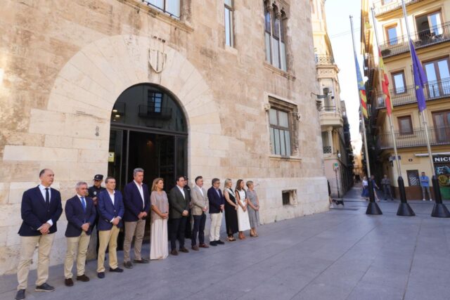 Juanfran_Perez_Llorca_rinde_homenaje_a_las_victimas_del_accidente_de_Metrovalencia_en_un_emotivo_minuto_de_silencio.jpg