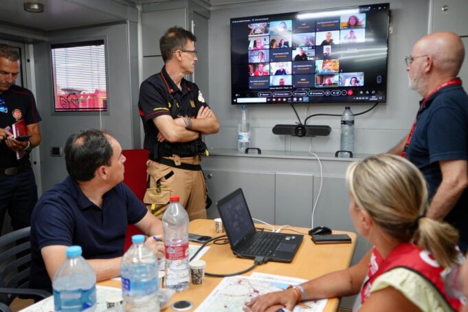 La Generalitat moviliza más de 300 efectivos y 14 medios aéreos ante el incendio en La Vall d’Uixó
