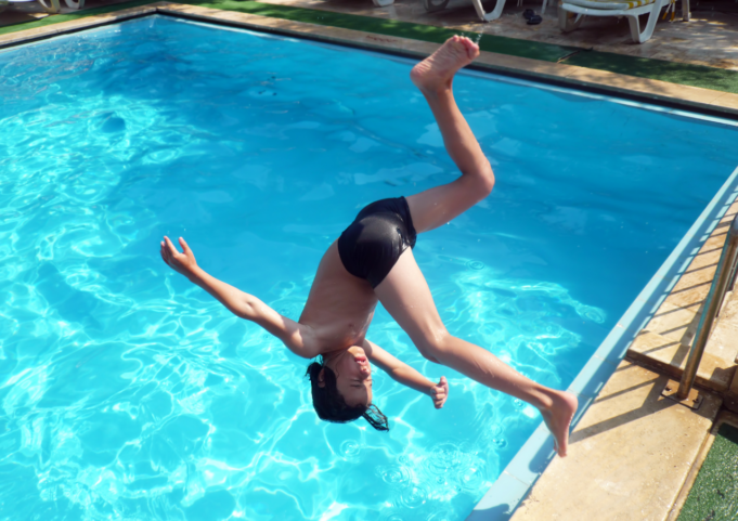 Los especialistas del Hospital La Fe alertan sobre el riesgo de tetraplejia por zambullidas imprudentes en verano