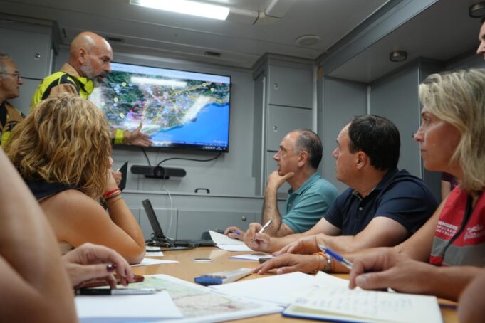 Más de 450 efectivos y 20 medios aéreos movilizados por la Generalitat para controlar el incendio en La Vall d’Uixó