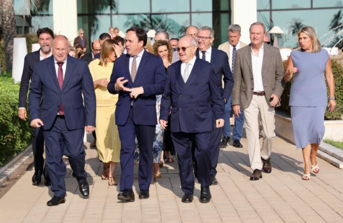 Pérez Llorca anunció una inversión inmediata para mejorar la climatización en colegios valencianos para el próximo curso