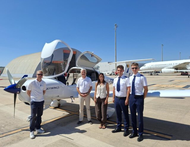 El_aeropuerto_de_Castellon_firma_un_acuerdo_con_Skywings_para_establecer_un_centro_de_formacion_de_pilotos.jpg