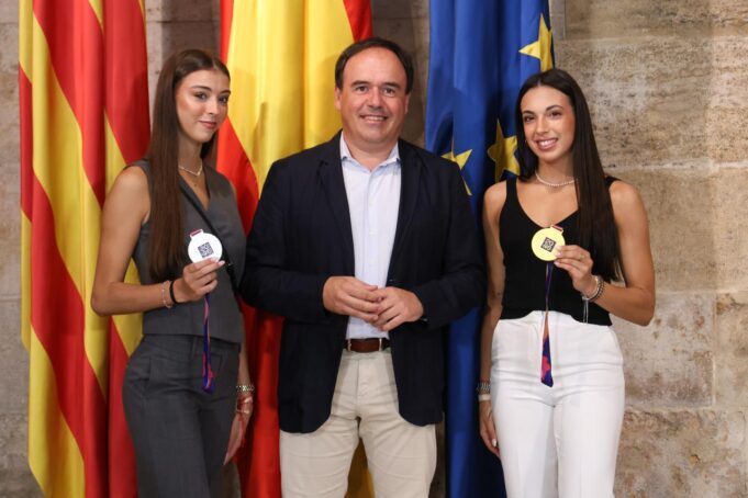 El presidente Pérez Llorca aplaude el histórico oro de las gimnastas valencianas Marina Cortelles y Lucía Muñoz en el Campeonato del Mundo