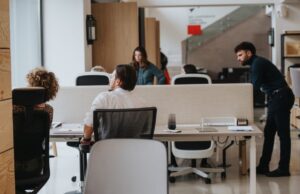 Casi uno de cada cuatro asalariados con baja formación accede al empleo con contrato temporal
