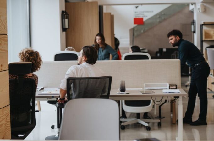 Casi uno de cada cuatro asalariados con baja formación accede al empleo con contrato temporal