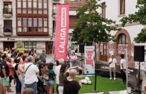 Ampuero celebra con LALIGA Bares la vuelta del Real Racing Club a Primera División