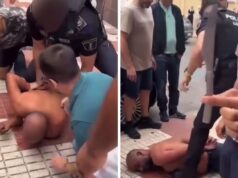 VÍDEO | Varios vecinos de Algemesí retienen a un hombre armado con un cuchillo tras un atraco