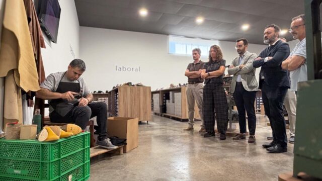 El_director_general_de_Turismo_destaca_la_importancia_del_Museo_del_Calzado_Segarra_en_la_Vall_dUixo.jpg