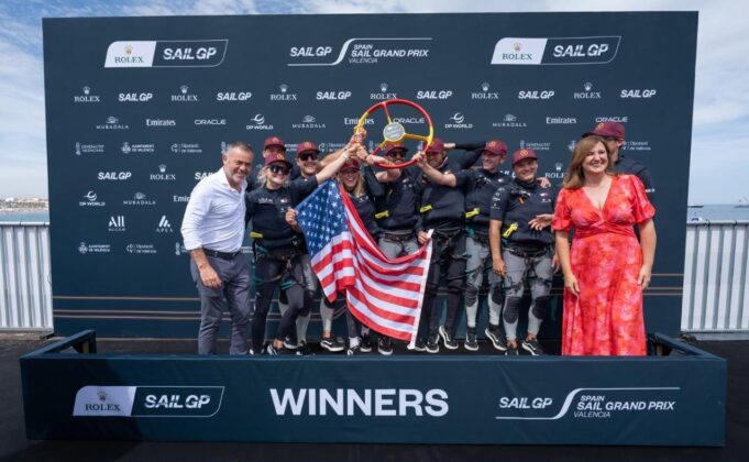 Éxito rotundo de SailGP en València: José Díez premia al equipo vencedor