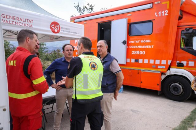 Juanfran_Perez_Llorca_supervisa_las_operaciones_de_extincion_del_incendio_en_Tuejar.jpg